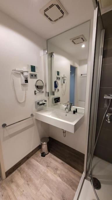 Nice Apartment in modern Center of Düsseldorf Bagian luar foto